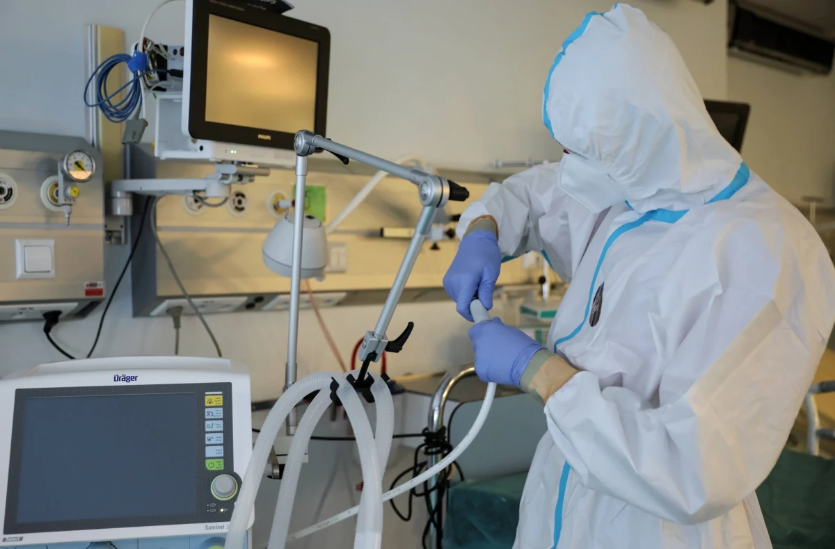 W szpitalach w kilku regionach kraju zostały pojedyncze sztuki wolnych respiratorów - wynika z danych zebranych przez PAP. Dotyczy to województw: mazowieckiego, gdzie w poniedziałek było ich 6, pomorskiego - 9, oraz Dolnego Śląska, gdzie liczba ta wyniosła 7.