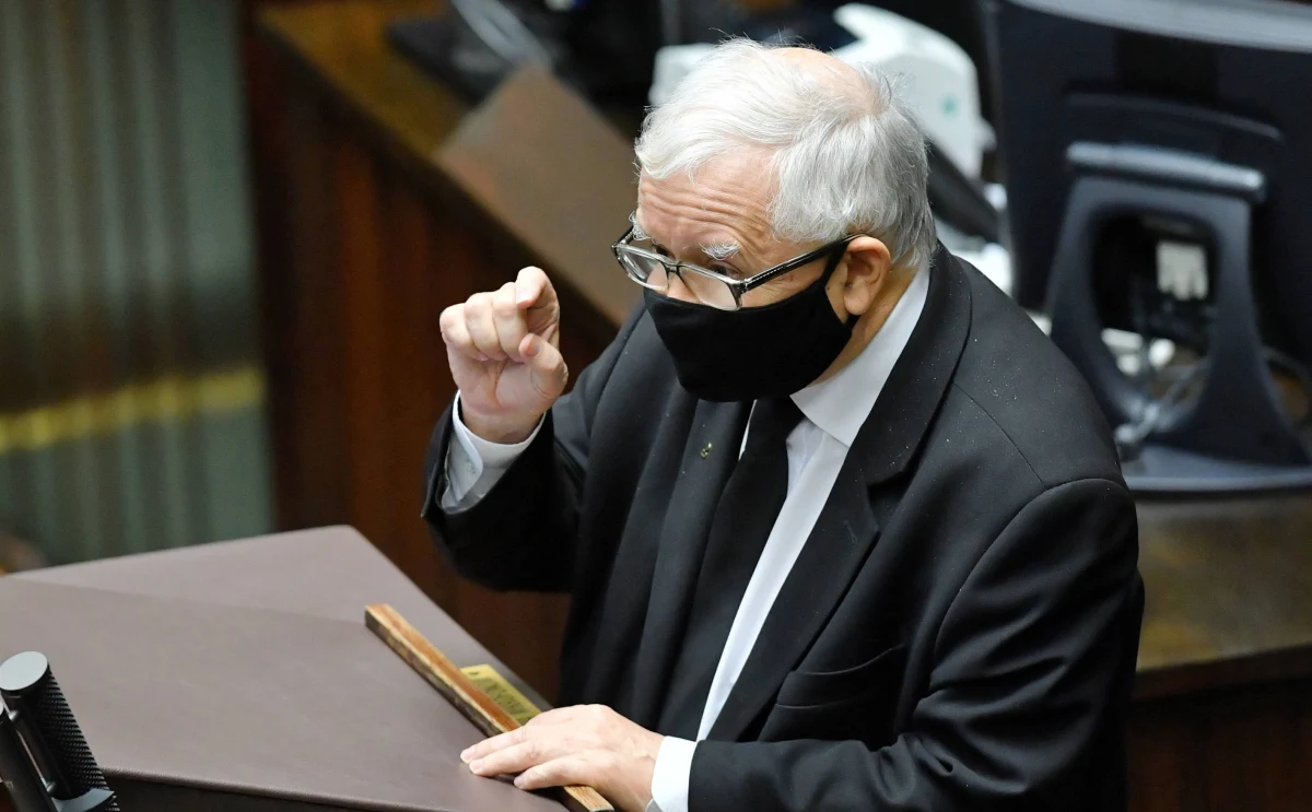 ​Poparcie dla partii rządzącej wyraźnie spada; partie opozycyjne utrzymują swój stan posiadania, poza Konfederacją, która ląduje pod progiem wyborczym - wynika z najnowszego sondażu IBRiS dla "Rzeczpospolitej". Ruch Szymona Hołowni Polska 2050 notuje kilkuprocentowy wzrost poparcia.