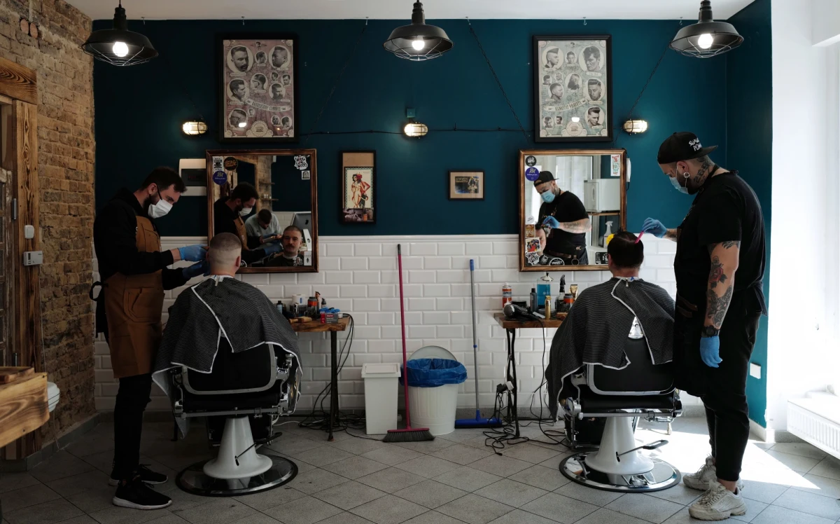 ​Rząd robi wszystko, żeby uniknąć wprowadzenia twardego lockdownu w Polsce - powiedział szef KPRM Michał Dworczyk. Przyznał jednak, że taki scenariusz nie jest wykluczony, a wprowadzanie kolejnych ograniczeń będzie zależało od dynamiki zachorowań.