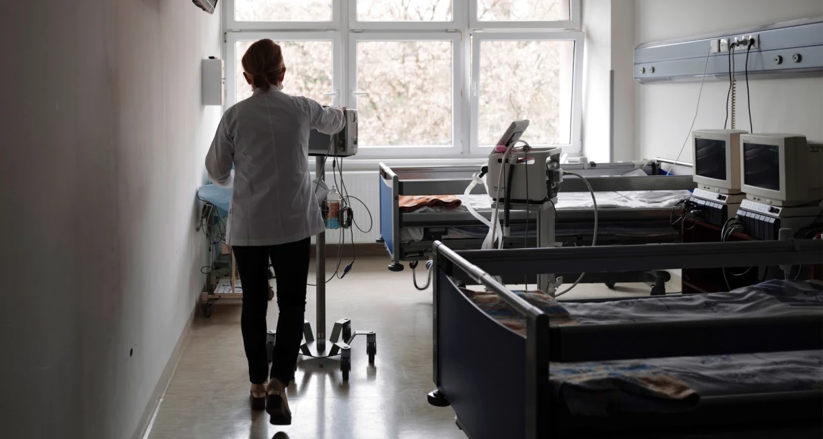 Polski system opieki zdrowotnej już jest przeciążony - mówi RMF FM dr Konstanty Szułdrzyński, kierownik Centrum Terapii Pozaustrojowych Szpitala Uniwersyteckiego w Krakowie. Jak podkreśla, nie tylko opieka nad pacjentami z koronawirusem jest wyznacznikiem jakości i sprawności działania służby zdrowia. "Ci, którzy dzisiaj się zakazili, będą trafiać do szpitali za tydzień albo dwa, ale w tych szpitalach leżą pacjenci, którzy się zakazili miesiąc temu. I mamy taką wielką kumulację, która niestety nie jest łatwa do rozładowania. Tutaj wielką nadzieję pokładam szpitalach tymczasowych. Tam mniejsza liczba personelu jest w stanie zabezpieczyć większą liczbę pacjentów" - dodaje w rozmowie z Grzegorzem Jasińskim dr Szułdrzyński.