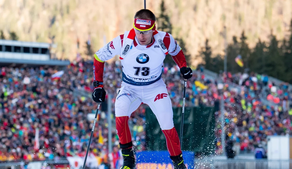 Minęło pół roku odkąd zmienił się trener reprezentacji Polski biathlonistów. Anders Bratli zastąpił na tym stanowisku Adama Kołodziejczyka. Zmieniły się nieco metody treningowe, a więc zmieniają się także cele. Reprezentacja chce krok po  kroku wspinać się w światowej stawce. O tym, co się zmieniło i na co będzie stać zawodników opowiedział nam nasz kadrowicz Łukasz Szczurek.