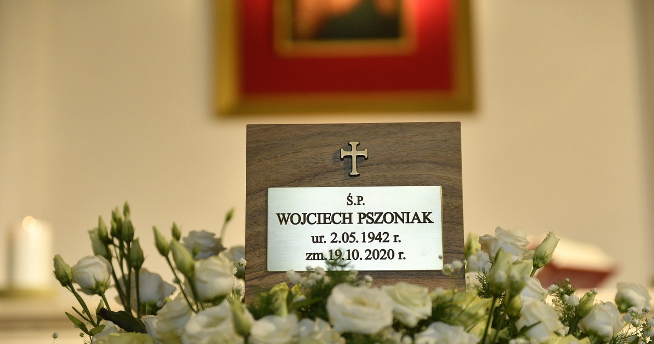 "Sam był żywym teatrem. Ciało było mu posłuszne, żyło tym rytmem, który intuicyjnie dobierał do postaci" - wspominał Wojciecha Pszoniaka jego wieloletni przyjaciel Olgierd Łukaszewicz. Wybitny aktor filmowy i teatralny spoczął we wtorek na stołecznych Powązkach Wojskowych.