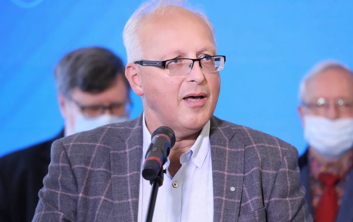 "Nie powinniśmy cieszyć się z kolejnej doby bez rekordu liczby zakażeń. Musimy cierpliwie czekać i stosować się do obostrzeń" - przekonuje w rozmowie z RMF FM prezes Polskiego Towarzystwa Epidemiologów i Lekarzy Chorób Zakaźnych profesor Robert Flisiak. Ostatniej doby w Polsce potwierdzono 19 tysięcy 364 kolejne przypadki koronawirusa.