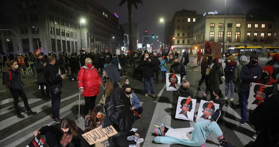 Niepublikowanie orzeczenia Trybunału Konstytucyjnego jest rażącym łamaniem konstytucji, za które odpowiada premier - mówi w RMF FM konstytucjonalista profesor Ryszard Piotrowski. Trybunał Konstytucyjny za niekonstytucyjny uznał przepis ustawy antyaborcyjnej, który zezwala na usunięcie ciąży jeśli płód jest ciężko i nieodwracalnie uszkodzony. Zgodnie z informacją na stronie Rządowego Centrum Legislacji, orzeczenie TK powinno było zostać opublikowany najpóźniej 2 listopada, ale tak się dotąd nie stało.