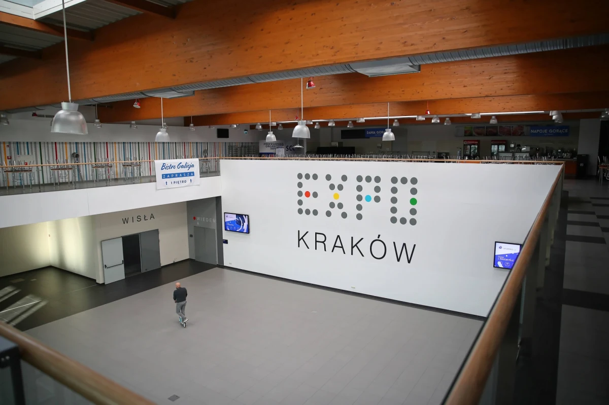 W Krakowie jak na razie istnieje już jeden szpital tymczasowy, znajduje się on w budynkach dawnego Centrum Urazowego Medycyny i Katastrof przy ulicy Kopernika. Organizacją szpitala zajmuje się Szpital Uniwersytecki. Tydzień temu uruchomiono tam 8 łóżek na intensywnej terapii oraz 32 łózka zwykłe, zostały tylko 4 wolne miejsca.