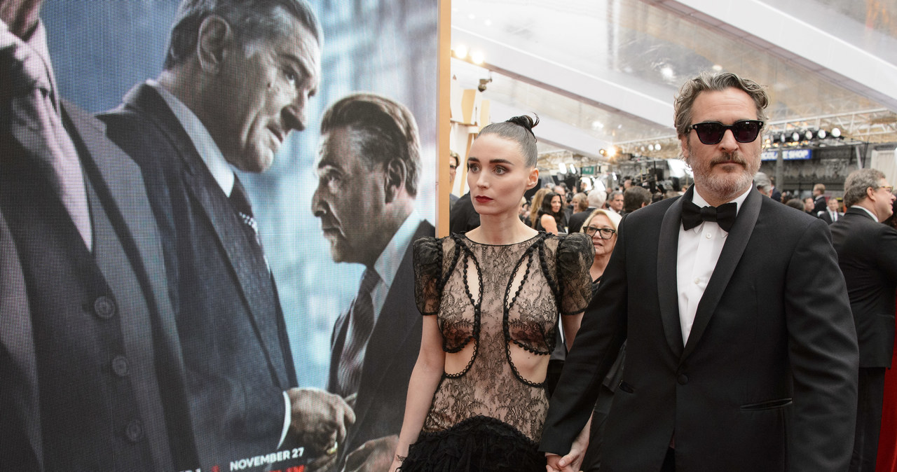 Joaquin Phoenix i Rooney Mara po raz pierwszy skomentowali publicznie narodziny swojego synka, który przyszedł na świat we wrześniu. Phoenix i Mara wykorzystali tę okazję do zwrócenia uwagi na tragiczne losy rodzin, które padają ofiarą restrykcyjnej polityki imigracyjnej Stanów Zjednoczonych. „Nam, jako świeżo upieczonym rodzicom, myśl o utracie dziecka choćby na jeden dzień wydaje się nie do zniesienia” – przyznają.