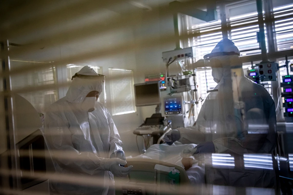 W środę lub czwartek przedstawiona zostanie informacja o dalszych decyzjach i ogłoszenie nowych restrykcji w związku z epidemią koronawirusa - przekazali we wtorek rzecznik rządu Piotr Müller i minister zdrowia Adam Niedzielski.