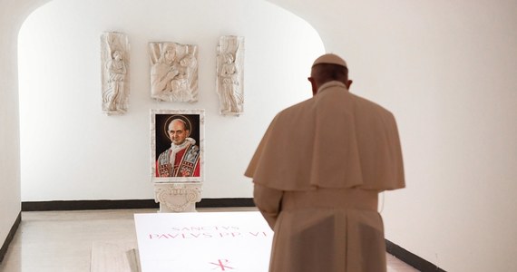 "Dosyć przemocy" - wezwał papież Franciszek i wyraził ból z powodu zamachu terrorystycznego, do jakiego doszło w Wiedniu. Przesłanie papieża zamieszczono we wtorek na jego profilu na Twitterze. Z Watykanu wysłano również telegram do metropolity Wiednia kardynała Christopha Schoenborna. „Papież Franciszek modli się o to, aby ustała przemoc i nienawiść” – napisano w imieniu Franciszka.