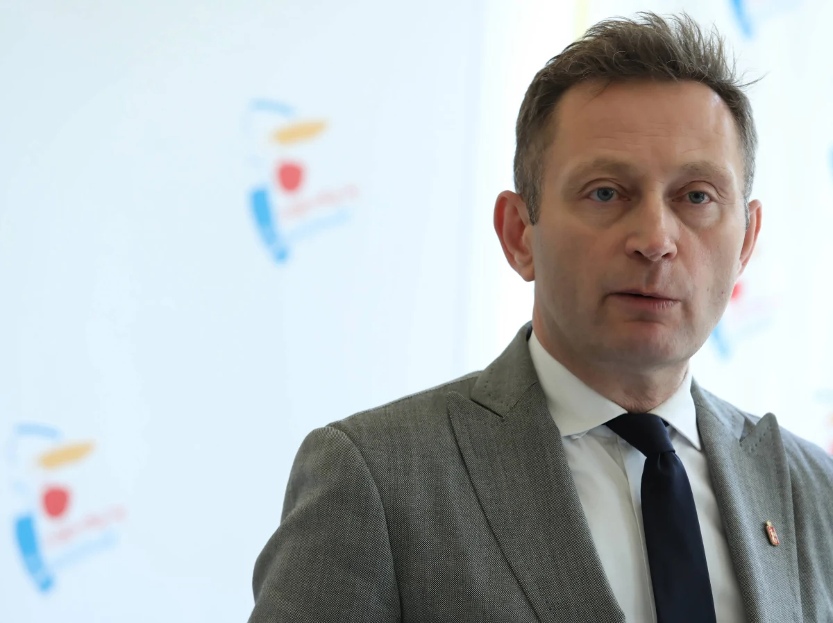 "Podjąłem decyzję o dymisji wiceprezydenta Pawła Rabieja" - poinformował prezydent Warszawy Rafał Trzaskowski. Dodał, że decyzja jest związana z tym, że wiceprezydent odpowiedzialny za obszar zdrowia w ratuszu w trudnej sytuacji epidemicznej udał się na urlop bez jego zgody.