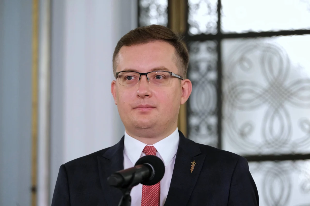 „Problem z projektem pana prezydenta jest trojaki – po pierwsze wydaje się, że w myśl orzeczenia Trybunału Konstytucyjnego jest niekonstytucyjny, po drugie określenie granicy, kiedy mamy do czynienia z problemem kwestii przeżycia dziecka, jest bardzo nieprecyzyjne, właściwie nie do wykonania, a po trzecie – w momencie, kiedy emocje w tej sprawie są tak rozbuchane, to składanie nowych projektów jest najmniej korzystnym czasem” – tak Robert Winnicki mówił w Porannej rozmowie w RMF FM o prezydenckim projekcie ustawy ws. aborcji. Poseł Konfederacji zadeklarował, że osobiście nie zagłosuje za taką ustawą. Dopytywany przez Roberta Mazurka o to, czy zmienił zdanie i uważa, że matkę należy karać za aborcję, stwierdził, iż „matkę można wyłączyć z tej sytuacji”.