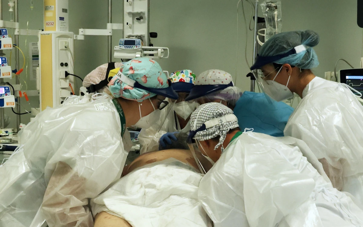 Prezydent Andrzej Duda podpisał nowelizację tzw. ustawy covidowej. Dokument zakłada m.in. dodatki w wysokości 100 proc. wynagrodzenia dla pracowników służby zdrowia, zaangażowanych w walkę z epidemią Covid-19.