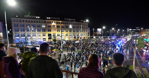 Kilkusetosobowe protesty organizowane m.in. w ramach Strajku Kobiet odbyły się we wtorek w co najmniej kilku miastach w całej Polsce, w tym Krakowie, Poznaniu, Gdańsku i Warszawie. Protesty są pokłosiem wyroku Trybunału Konstytucyjnego ws. przepisu o dopuszczalności aborcji.