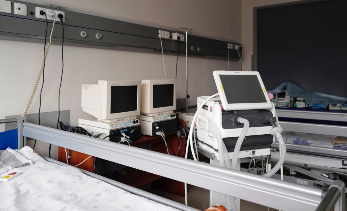 W szpitalach pojawiają się kłopoty z zaopatrzeniem w tlen -  pisze "Dziennik Gazeta Prawna".​ Jak informuje gazeta, zwiększone zapotrzebowanie to efekt gwałtownie rosnącej liczby pacjentów chorych na Covid-19, którzy muszą być leczeni pod respiratorami.