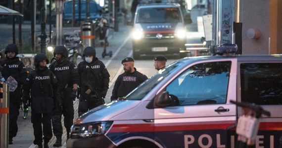 ISIS wzięło na siebie odpowiedzialność za krwawy zamach w Wiedniu, w którym zginęły cztery osoby, a kilkanaście zostało rannych. Brutalnego ataku dokonał urodzony i wychowany w Austrii 20-letni Kujtim Fejzulai, pochodzenia północnomacedońskiego. Na podstawie analizy 20 tys. przekazanych policji materiałów wideo ustalono, że sprawca najprawdopodobniej działał w pojedynkę. Denisa Bardyova rzeczniczka słowackiej policji zaprzeczyła wcześniejszym informacjom, według których zamachowiec miał kupić amunicję do broni na Słowacji. Minister spraw wewnętrznych kraju Robert Mikulec z kolei określił te przypuszczenia jako "spekulacje". 