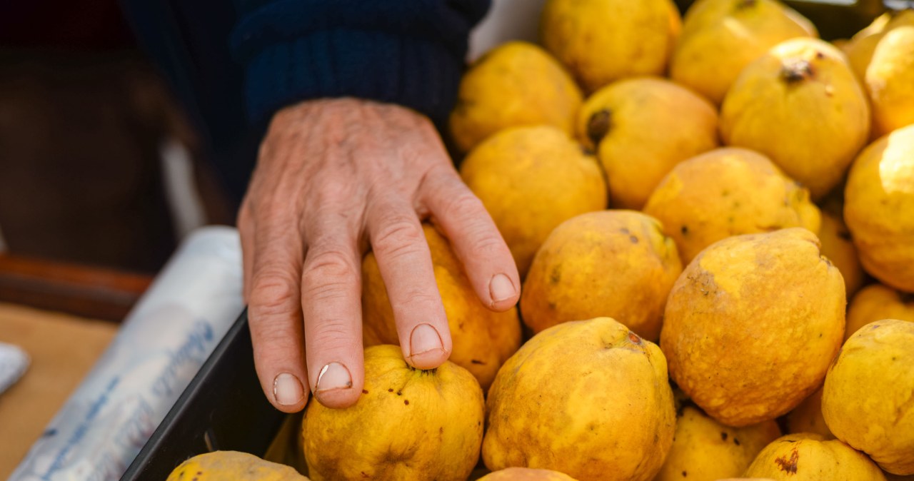 Moja babcia obiera pigwę tylko w ten sposób. Nie męczy się z twardymi skórkami