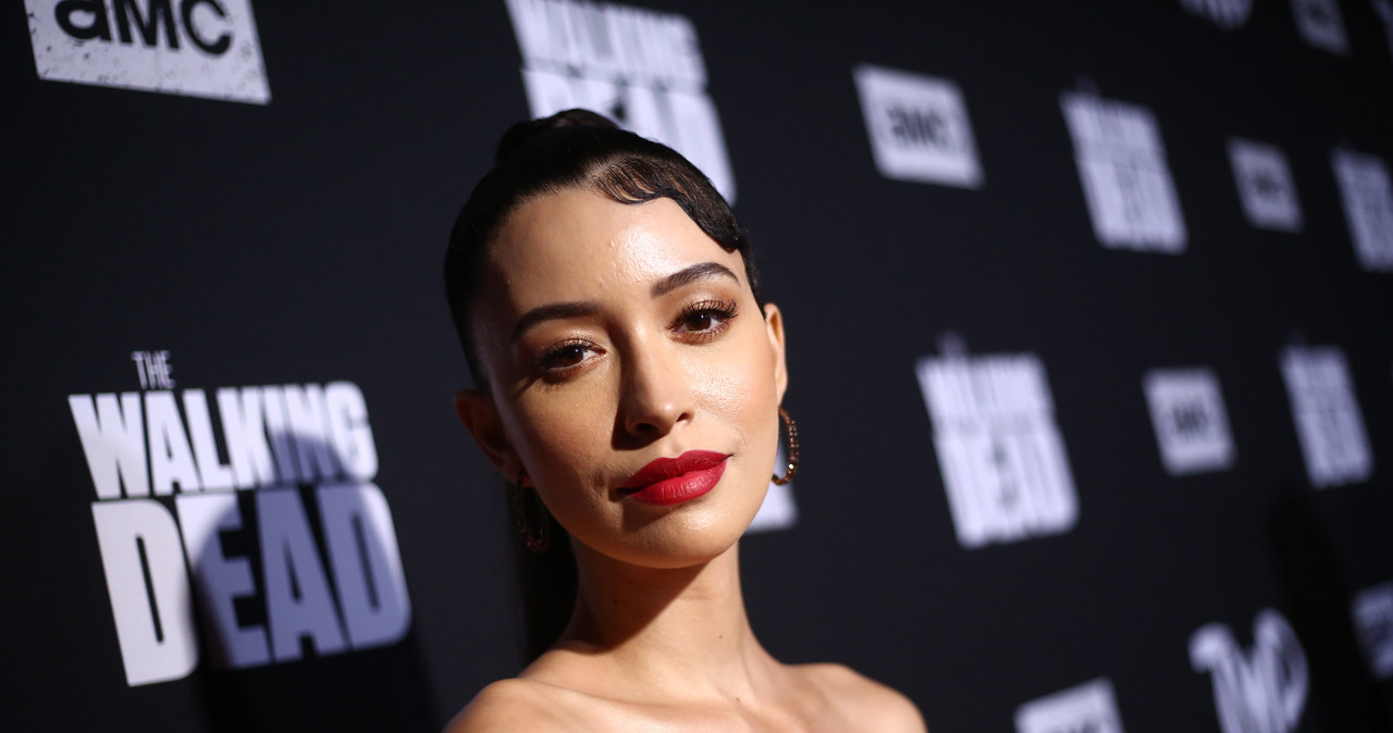 Christian Serratos, gwiazdę filmowej sagi "Zmierzch" i serialu "The Walking Dead" zobaczymy niedługo w nowej produkcji Netflixa "Selena: The Series", której premiera zaplanowana jest na końcówkę roku. Serratos powierzono rolę słynnej latynoskiej wokalistki Seleny Quintanilli, którą w 1997 roku sportretowała na ekranie Jennifer Lopez. Aktorka przyznaje, że czuje na sobie ogromną presję. "Mam świadomość, jak ważna jest ta rola dla wszystkich fanów i rodziny Seleny" - mówi.