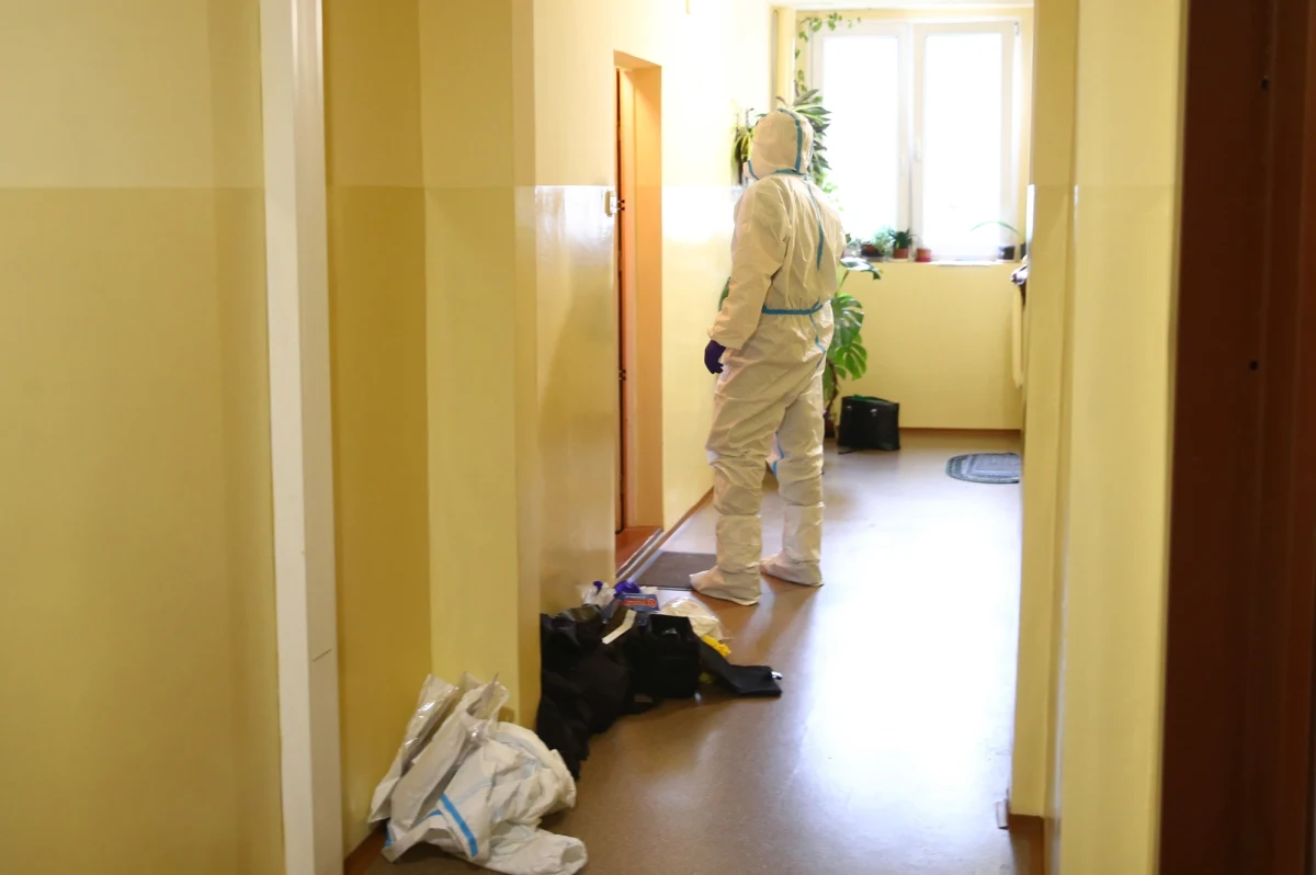 70-letnia kobieta nie żyje, a dwóch mężczyzn zostało rannych w wyniku strzelaniny, do której rano doszło w jednym z krakowskich bloków. Napastnik - 41-letni syn ofiary - popełnił samobójstwo.