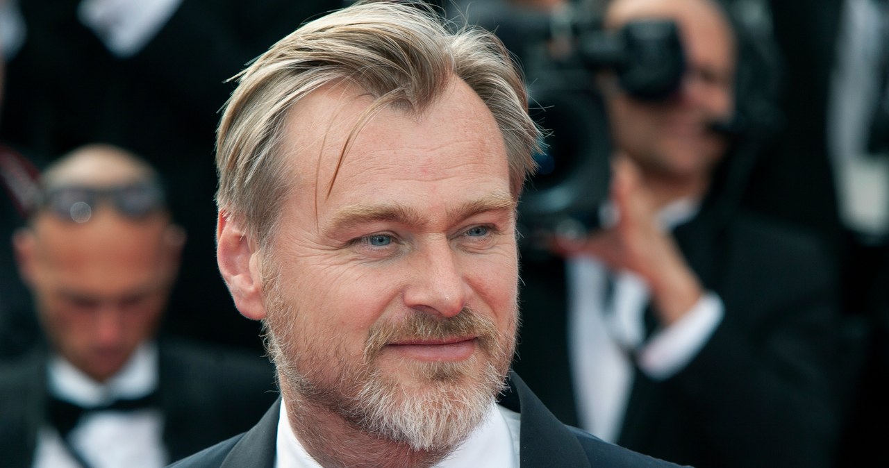 Seanse filmu "Tenet" miały odpowiedzieć na pytanie o to, czy widzowie są gotowi do powrotu do kin. Właśnie dlatego Christopher Nolan i studio Warner Bros. nie chcieli - wzorem innych twórców - przesuwać premiery tego widowiska na przyszły rok. I mogą tej decyzji żałować, bo film zarobił w kinach niespełna 350 milionów dolarów, co nie wystarczy na pokrycie kosztów jego produkcji i promocji. Nolan jest jednak zadowolony z takiego wyniku kasowego i uważa, że studia filmowe wyciągają błędne wnioski z tego, jak "Tenet" poradził sobie w kinach.