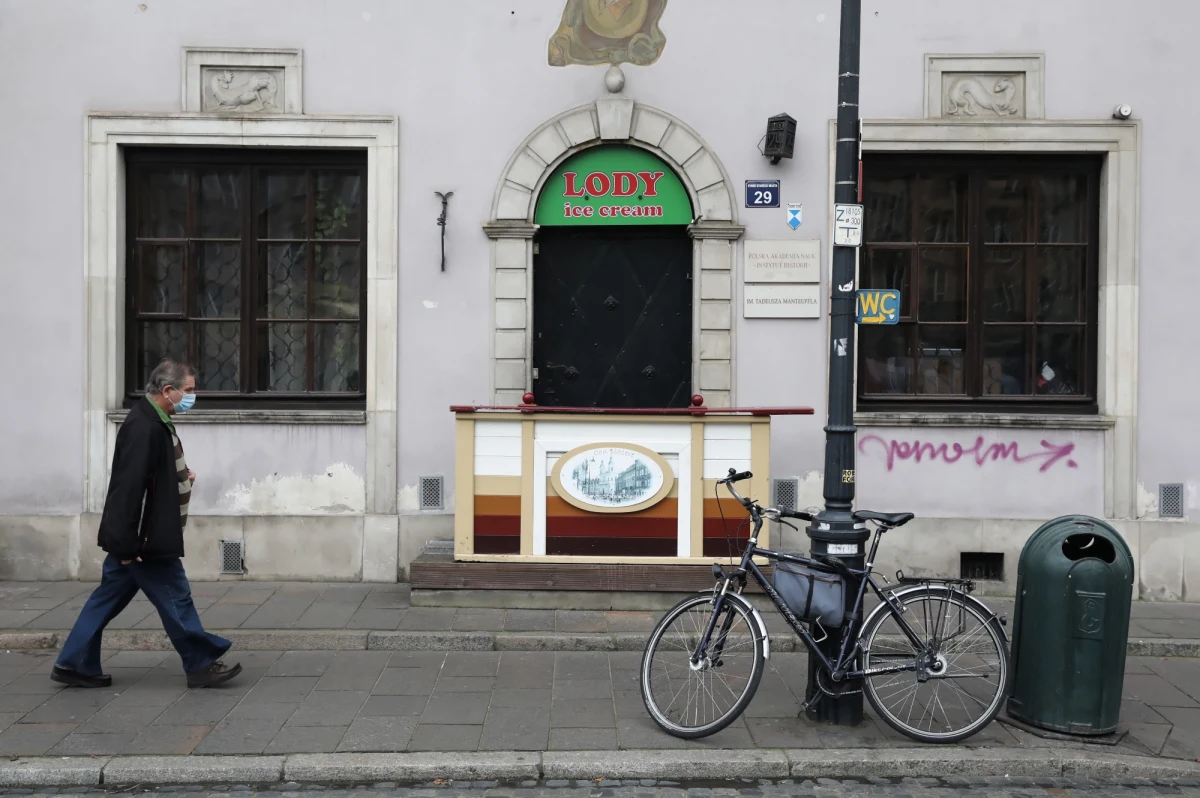„Dzisiaj musimy jeszcze bardziej rygorystyczne zasady wprowadzić, żeby służba zdrowia nadal była wydajna” – oświadczył premier Mateusz Morawiecki. Podczas środowej konferencji premier wraz z ministrem zdrowia Adamem Niedzielskim poinformowali o wprowadzeniu nowych obostrzeń. Wśród nich są m.in. zamknięcie galerii handlowych, ograniczenia liczby klientów w sklepach spożywczych, a także rozszerzenie nauki zdalnej również na dzieci z klas I-III. Nowe zasady mają obowiązywać od najbliższej soboty aż do – jak zaznaczył premier – co najmniej do 29 listopada.