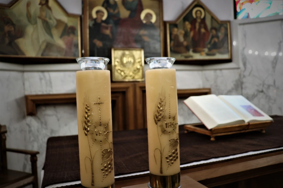 "Nowe obostrzenia oznaczają, że tylko połowa osób - z tych, które do tej pory mogły uczestniczyć w liturgiach i nabożeństwach - będzie miała szansę wziąć udział w mszach św. To jest dla Kościoła trudne, ale rozumiemy zagrożenie, które niesie pandemia" – tak ks. Leszek Gęsiak SJ, rzecznik Konferencji Episkopatu Polski, skomentował ogłoszone przez premiera Mateusza Morawieckiego nowe ograniczenia dot. kościołów. Od soboty do 29 listopada będzie mogła w nich przebywać jedna osoba na 15 metrów kwadratowych.