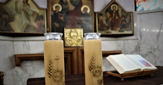 "Nowe obostrzenia oznaczają, że tylko połowa osób - z tych, które do tej pory mogły uczestniczyć w liturgiach i nabożeństwach - będzie miała szansę wziąć udział w mszach św. To jest dla Kościoła trudne, ale rozumiemy zagrożenie, które niesie pandemia" – tak ks. Leszek Gęsiak SJ, rzecznik Konferencji Episkopatu Polski, skomentował ogłoszone przez premiera Mateusza Morawieckiego nowe ograniczenia dot. kościołów. Od soboty do 29 listopada będzie mogła w nich przebywać jedna osoba na 15 metrów kwadratowych.