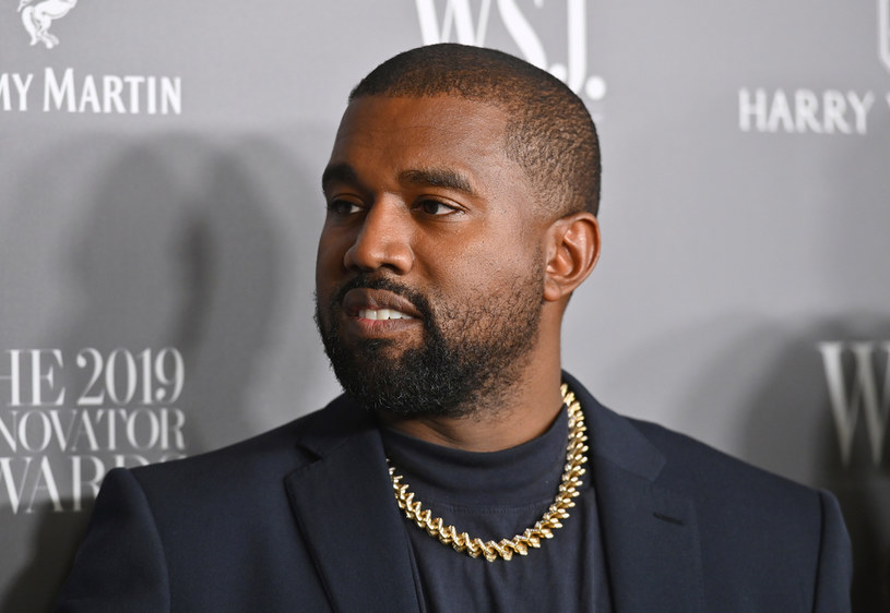 Od kilku tygodni Kanye West nie schodzi z nagłówków światowej prasy, która stawia zasadne pytanie: co dalej z karierą słynnego rapera i projektanta? Po antysemickiej tyradzie, za którą West ani myśli przepraszać - firmy, które do tej pory współpracowały z Ye, odwróciły się od niego.