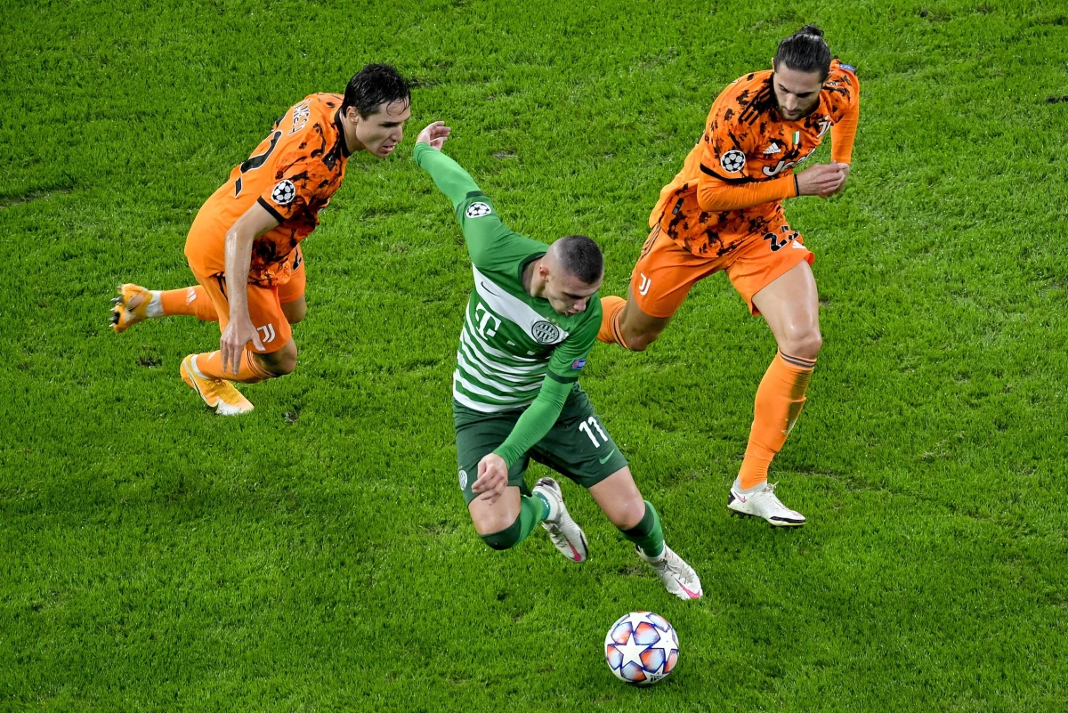 W meczach grupy G w 3. kolejce piłkarskiej Ligi Mistrzów Barcelona pokonała u siebie 2:1 Dynamo Kijów z Tomaszem Kędziorą w składzie. Natomiast Juventus Turyn Wojciecha Szczęsnego wygrał na wyjeździe z Ferencvarosi TC Budapeszt 4:1. Z kolei w grupie H zaskakującą porażkę odniósł Manchester United.