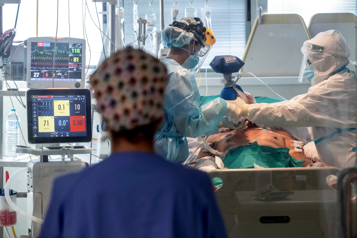 Nie ma żadnych podstaw merytorycznych ani naukowych do stosowania amantadyny w zakażeniach wywołanych przez koronawirusa SARS-CoV-2 – przekonuje prezes Polskiego Towarzystwa Epidemiologów i Lekarzy Chorób Zakaźnych prof. Robert Flisiak.