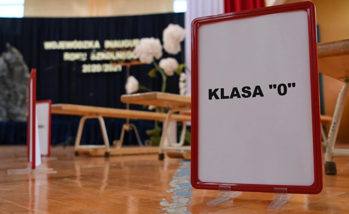 Pomimo zamknięcia od najbliższego poniedziałku szkół podstawowych, zerówki dalej będą mogły działać - ustalili dziennikarze RMF FM. Chodzi zarówno o te zerówki, które znajdują się w podstawówkach, jak i te w przedszkolach. Wczoraj premier zapowiedział, że wszyscy uczniowie podstawówek - czyli klas I-VIII - przechodzą od najbliższego tygodnia na naukę zdalną.