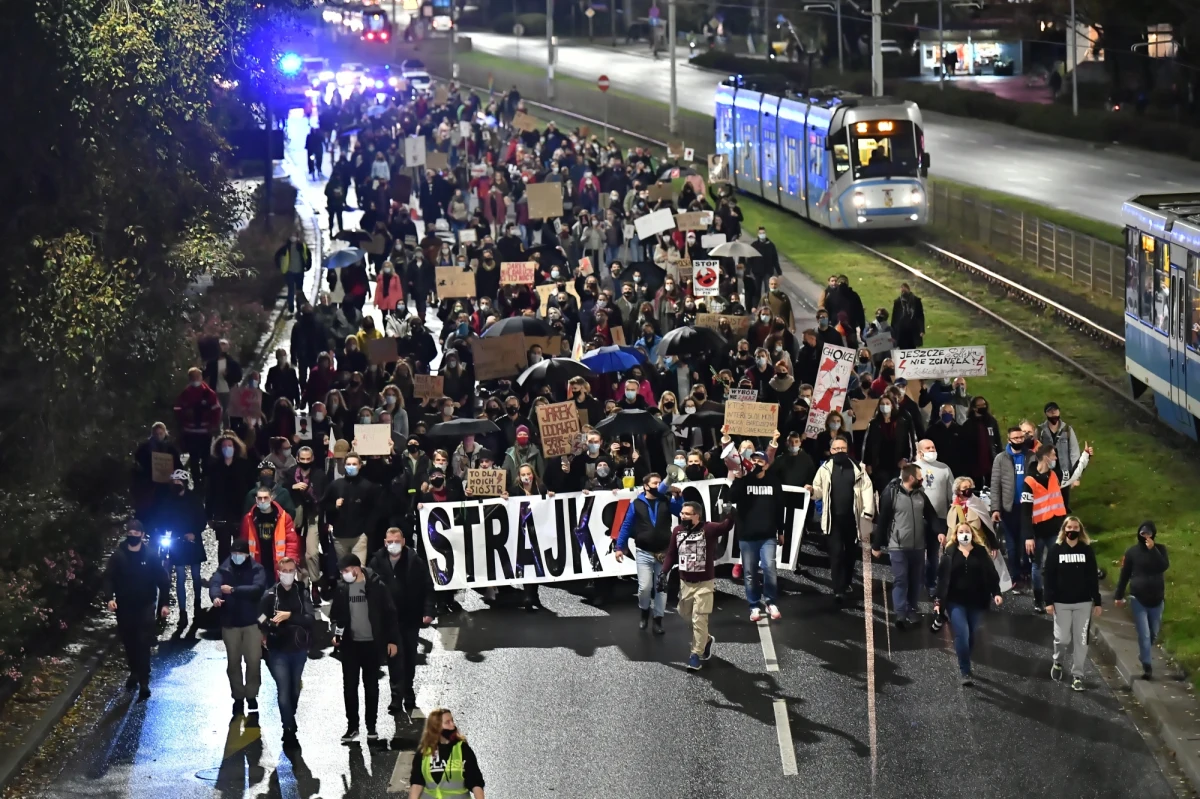 Ogólnopolski Strajk Kobiet zapowiada cotygodniowe "poniedziałki protestu", To odpowiedź na wczorajszy apel Mateusza Morawieckiego, który zachęcał do protestowania w internecie ze względu na pandemię. 