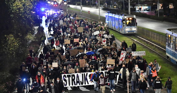 Ogólnopolski Strajk Kobiet zapowiada cotygodniowe "poniedziałki protestu", To odpowiedź na wczorajszy apel Mateusza Morawieckiego, który zachęcał do protestowania w internecie ze względu na pandemię. 