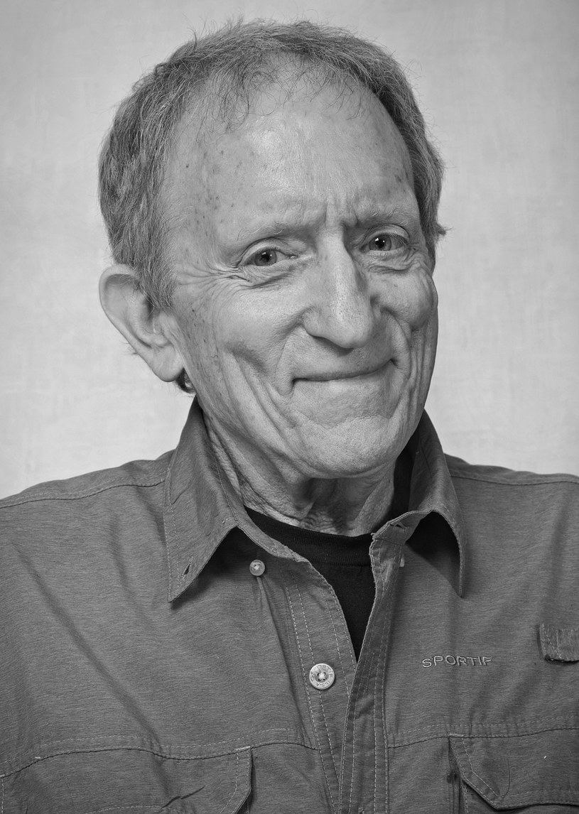 Jeden z najsłynniejszych fotografów, Baron Wolman, zmarł 2 listopada w swoim domu w Santa Fe w Nowym Meksyku. Artysta miał 83 lata. Powodem śmierci było ALS, stwardnienie zanikowe boczne, które jest nieuleczalną chorobą neurodegeneracyjną. Informacja o śmierci fotografa została potwierdzona przez jego asystentkę, Dianne Duenzl.