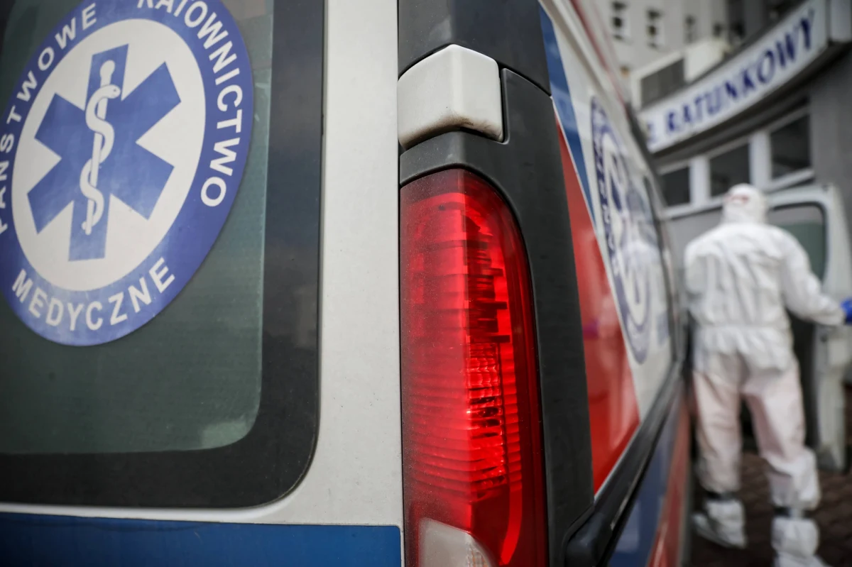 ​Prokuratura rejonowa we Włoszczowie (woj. świętokrzyskie) wszczęła śledztwo w sprawie śmierci 26-latka, który kilka godzin czekał na przyjęcie do szpitala. Interweniowała nawet policja. Mężczyzna ostatecznie zmarł.