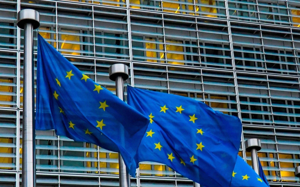 ​Jest wstępne porozumienie Parlamentu Europejskiego i niemieckiej prezydencji ws. mechanizmu "pieniądze za praworządność". "To piękny dzień, bo uzyskaliśmy historyczne dla Unii Europejskiej porozumienie" - oświadczył negocjator z ramienia PE eurodeputowany Petri Sarvamaa. Jak zaznaczył: "Udało się zachować powiązanie budżetu z przestrzeganiem zasad państwa prawa". Krytycznie do wypracowanego porozumienia odnieśli się eurodeputowani Prawa i Sprawiedliwości. Beata Kempa mówiła o instrumencie szantażu wobec Polski i "dyktacie Brukseli".