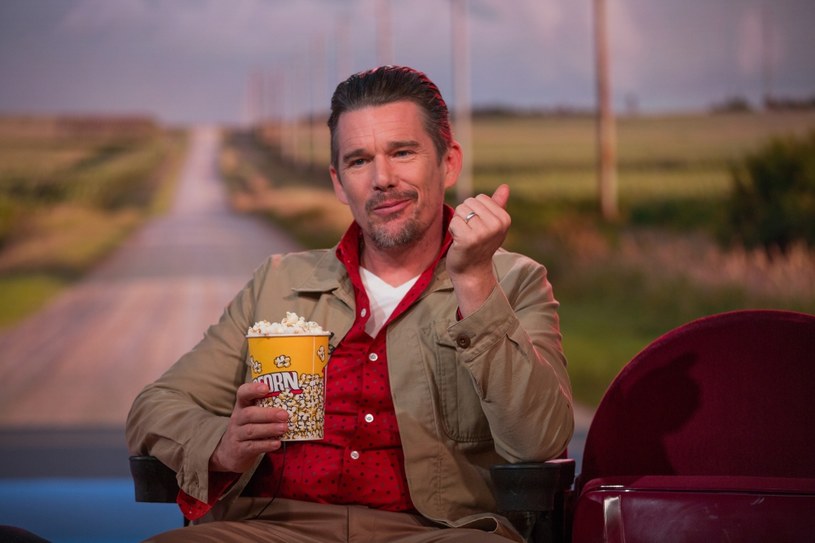 Kolejną gwiazdą tworzonego przez platformę streamingową Netflix filmu „Leave the World Behind” został Ethan Hawke. Aktor dołączył do grona gwiazd, w którym wcześniej znaleźli się już Julia Roberts i Mahershala Ali. Reżyserem filmu i autorem scenariusza jest Sam Esmail, twórca serialu „Mr. Robot”. Film jest adaptacją powieści pod tym samym tytułem autorstwa Rumaana Alama.