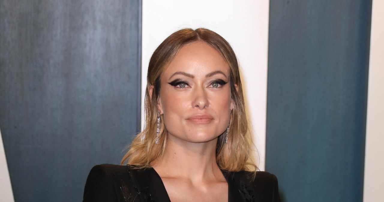 Olivia Wilde, której sławę przyniosła rola Trzynastki w serialu "Dr House", z powodzeniem kontynuuje swoją karierę reżyserską, którą rozpoczęła świetnie przyjętym filmem "Szkoła melanżu".  Niestety, gwiazda została właśnie zmuszona do przerwania pracy nad swoim nowym filmem zatytułowanym "Don’t Worry Darling". Powodem tej decyzji było wykrycie koronawirusa u jednej z osób pracujących na planie.