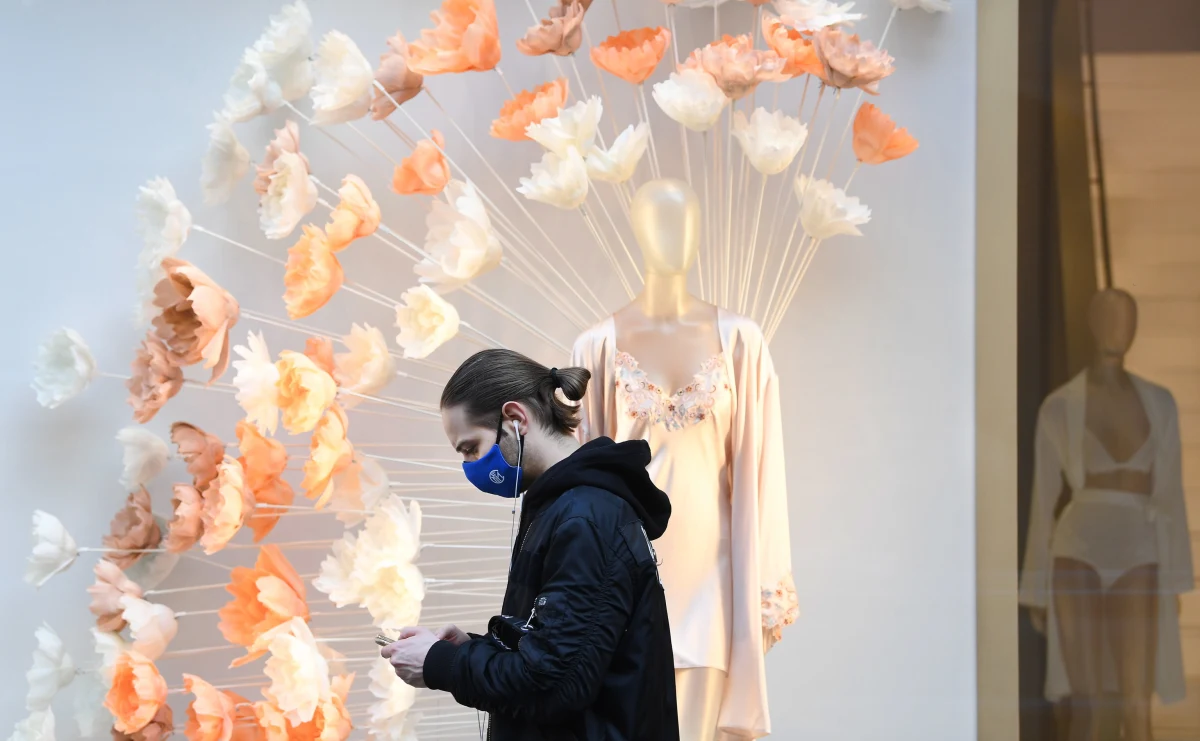 Mamy 27 143 nowe potwierdzone przypadki koronawirusa w Polsce. Zmarło 367 osób, z czego 69 nie miało chorób współistniejących. Pandemia nasila się również za granicą. Z powodu dużego wzrostu zakażeń rząd Grecji wprowadza od soboty ogólnokrajową kwarantannę. W Stanach Zjednoczonych pierwszy raz odnotowano niemal 100 tys. infekcji jednego dnia. Najważniejsze informacje dotyczące koronawirusa w Polsce i na świecie dostępne są w naszym raporcie poniżej. Wszystkie dane są na bieżąco aktualizowane.