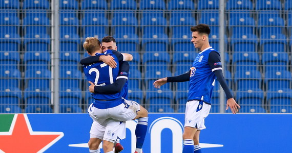 Lech Poznań zdobył pierwsze punkty w tym sezonie piłkarskiej Ligi Europy. "Kolejorz" pokonał u siebie Standard Liege 3:1 w 3. kolejce. W drugim spotkaniu grupy D Benfica zremisowała w Lizbonie z Rangers FC 3:3.