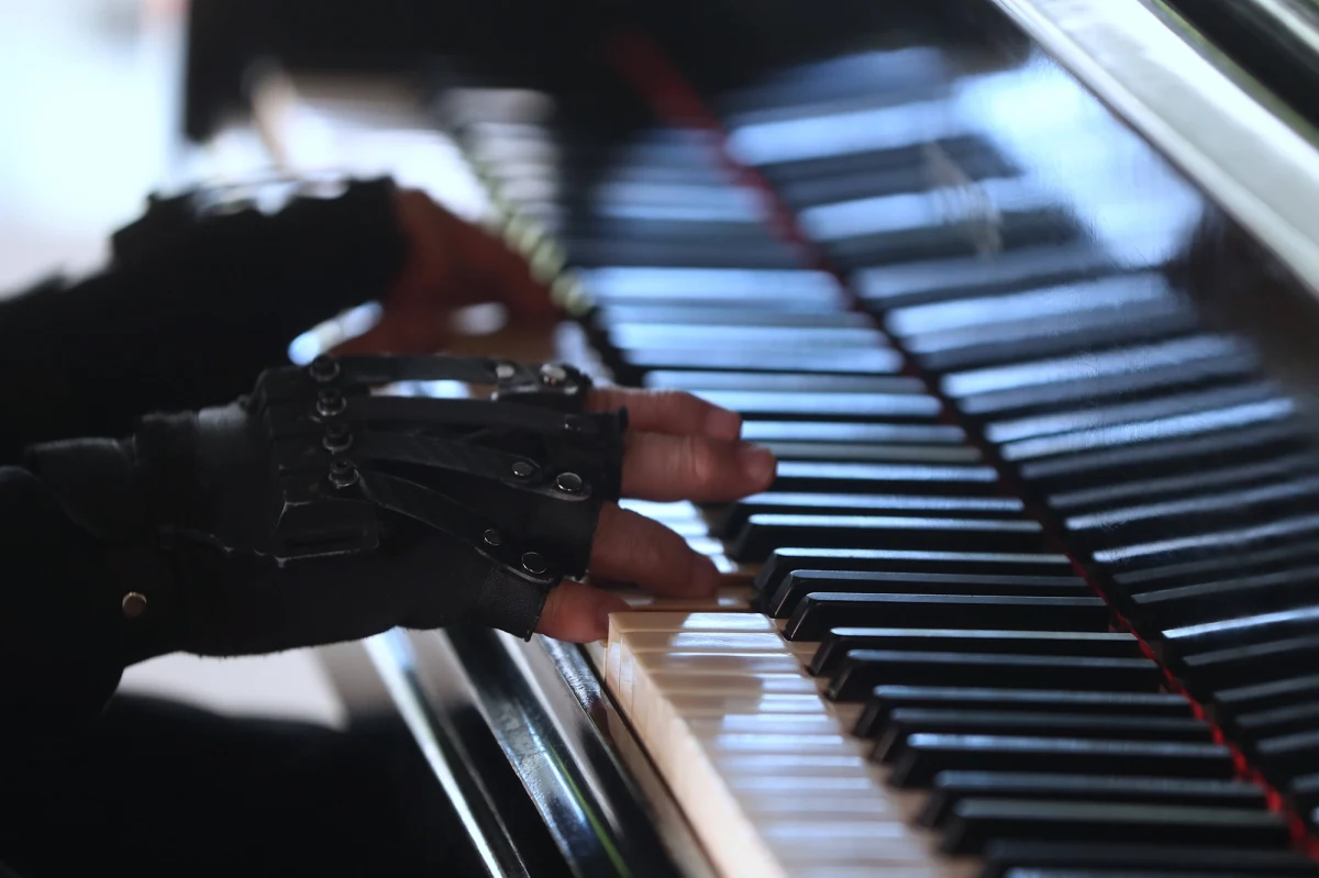Uznany brazylijski pianista Joao Carlos Martins, który wcześniej stracił możliwość poruszania palcami, zagrał swoje ukochane sonaty Bacha. Pomogły mu w tym bioniczne rękawiczki, wydrukowane za pomocą drukarki 3D. 