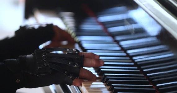 Uznany brazylijski pianista Joao Carlos Martins, który wcześniej stracił możliwość poruszania palcami, zagrał swoje ukochane sonaty Bacha. Pomogły mu w tym bioniczne rękawiczki, wydrukowane za pomocą drukarki 3D. 