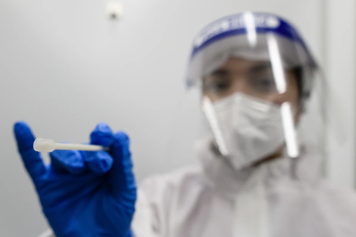 "Od dziś (5.11) zamiast do sanepidu prywatne laboratoria raportują wprost do systemu informatycznego' – poinformował  resort zdrowia. Dodał, że ustawa zakaźna nakazuje raportowanie wszystkich wyników pozytywnych.