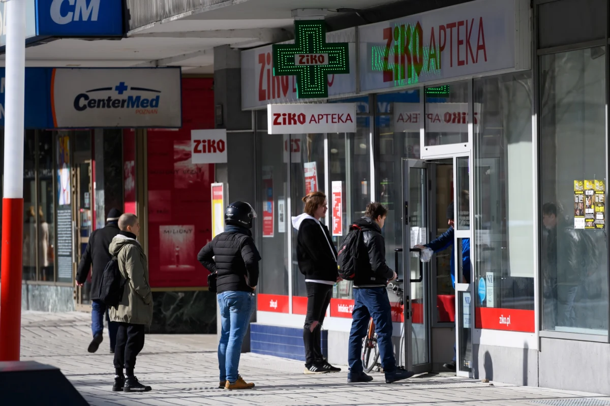 ​Dostępu do szybkich testów na koronawirusa chcą farmaceuci. Dające wyniki w ciągu maksymalnie kilku godzin testy mają być dostępne dla pracowników służby zdrowia. "Trzeba doprecyzować, czy w tym pojęciu mieszczą się też pracownicy aptek" - zaznaczają.