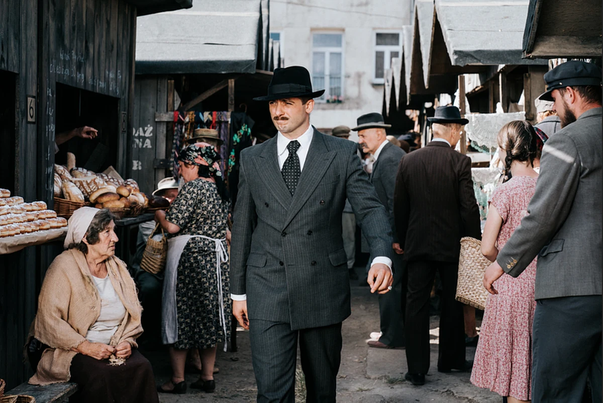 6 listopada premiera pierwszego odcinka bardzo oczekiwanego serialu "Król". Ośmioodcinkowy film powstał na podstawie powieści Szczepana Twardocha pod takim samym tytułem. O dawnej Warszawie, gangsterach i świecie, którego już nie ma. Serial zrealizowany został z filmowym rozmachem, jest wyśmienicie zagrany, a Warszawa lat 30. została przywołana w taki sposób, że na ekranie tętni życiem i emocjami. 