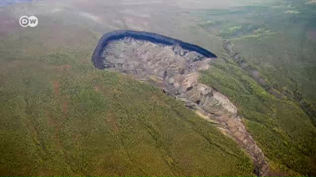 Syberyjski krater Batagaika pogłębia się w alarmującym tempie. Wszystko przez ocieplenie klimatu. Topnienie lodu sprawia, że osuwa się ziemia, a z nią i budynki.