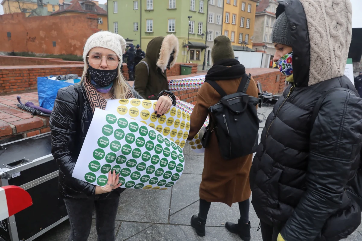 Przedstawiciele branż hotelarskiej, gastronomicznej, fitness i eventowej, które są objęte obostrzeniami w związku z pandemią koronawirusa, spotkali się na placu Zamkowym w Warszawie. Przedstawili swoje postulaty dotyczące wsparcia do rządu i zbierali podpisy pod petycją w tej sprawie. 