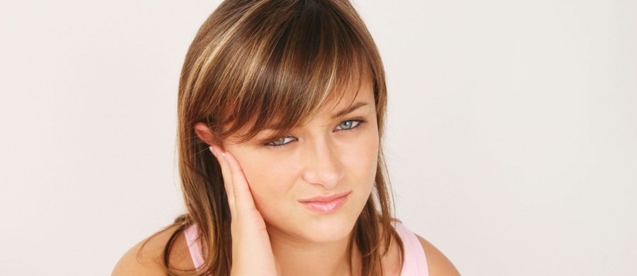 Pandemia Covid-19 może pogorszyć objawy szumów usznych czy też "dzwonienia w uszach". Konsekwencją samej choroby mogą być w dalszej perspektywie także problemy ze słuchem - pisze na łamach czasopisma "Frontiers in Public Health" grupa naukowców pod kierunkiem badaczy z Anglia Ruskin University (ARU). Wyniki szerokich, międzynarodowych badań wskazują na to, że znaczna część osób skarżących się na objawy szumu w uszach uznaje je w okresie pandemii za bardziej dokuczliwe.