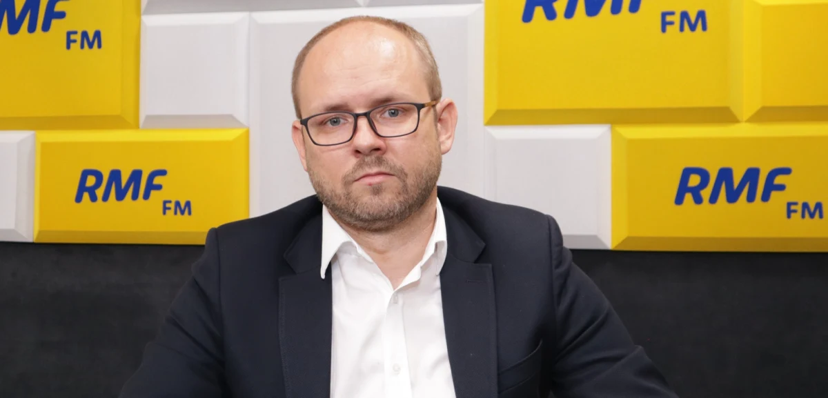 „Ja nie użyłbym takich słów. Nie pochwalam tego typu języka. Powinniśmy budować konstruktywne relacje na linii Warszawa - Waszyngton. Dla nas istotne są relacje polsko-amerykańskie, a to naród amerykański decyduje o tym, kto będzie ich prezydentem – powiedział w Popołudniowej rozmowie w RMF FM wiceminister spraw zagranicznych Marcin Przydacz, odnosząc się do wypowiedzi byłego ministra spraw zagranicznych Witolda Waszczykowskiego. W TVN 24 stwierdził on, że w przypadku wygranej Joe Bidena w wyborach prezydenckich w USA "może być powrót do jakichś fochów, jak to było za czasów Obamy, nie jest to nam potrzebne". "Ja bym nie używał takiego języka. Starałbym się szukać nici porozumienia z nową administracją. Trzeba pamiętać, że pan europoseł, były minister Witold Waszczykowski jest politykiem, ma prawo do swoich ocen" – mówił w RMF FM Przydacz. 