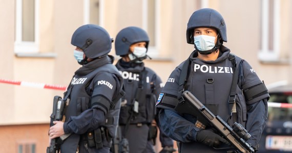 "Zamachowiec, który zastrzelił w poniedziałek w Wiedniu czworo ludzi, nie został wcześniej objęty nadzorem mimo kontaktowania się z osobami obserwowanymi przez wiedeński Krajowy Urząd Ochrony Konstytucji i Zwalczania Terroryzmu (LVT)" - poinformował w piątek szef MSW Austrii Karl Nehammer.