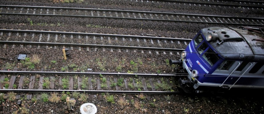 Mniej pociągów od tego weekendu wyjeżdża na tory. PKP Intercity zawiesza niektóre połączenia przez rosnącą liczbę zakażeń koronawirusem i mniejsze zainteresowanie podróżami.
