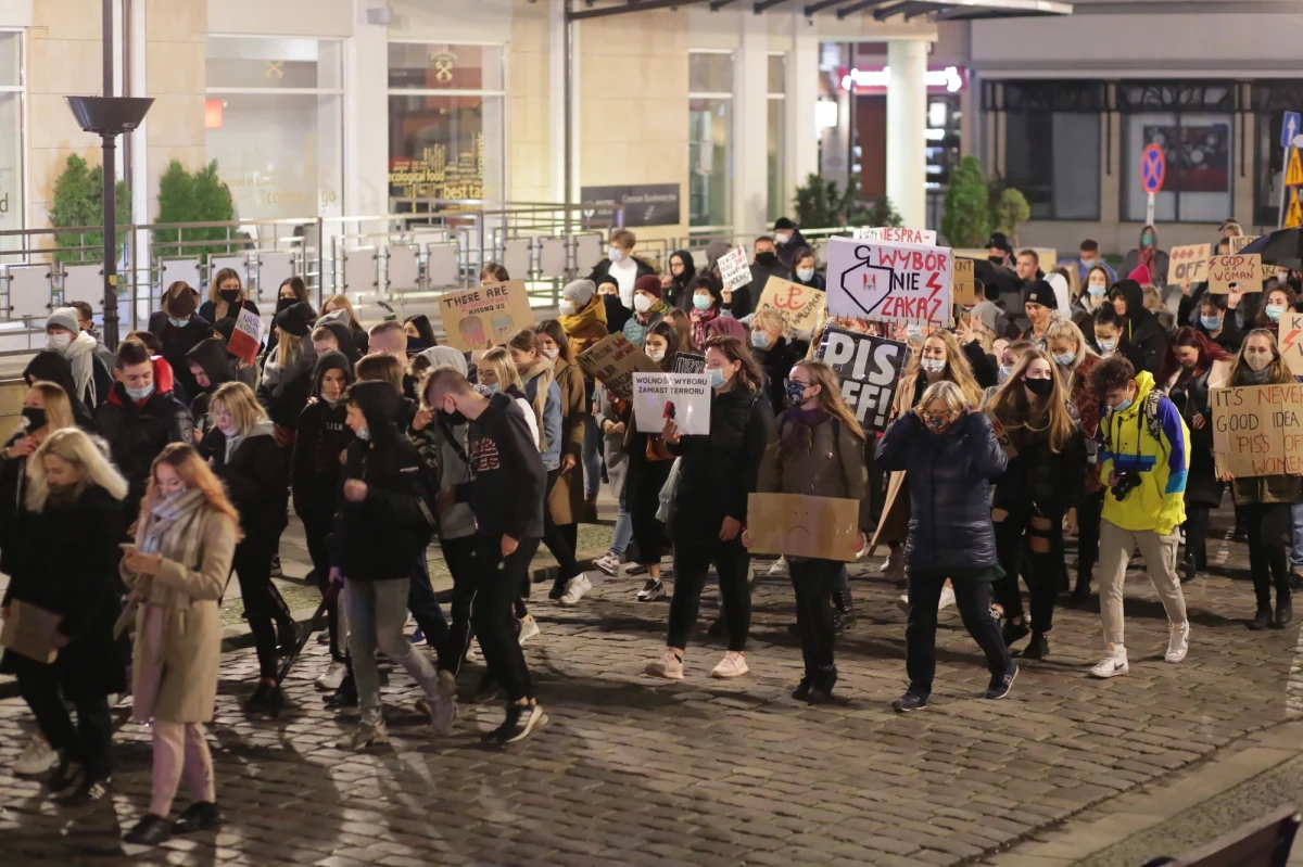 Prokurator krajowy kazał ścigać organizatorki ulicznych protestów za stwarzanie zagrożenia epidemiologicznego. Wszczęto kilka śledztw, ale prokuratorzy w większości ignorują polecenia przełożonych – czytamy w weekendowym wydaniu "Gazety Wyborczej".